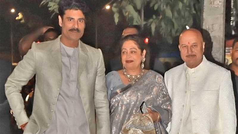 पत्नी किरण खेर और बेटे सिकंदर के साथ पार्टी में दिखे अनुपम खेर।