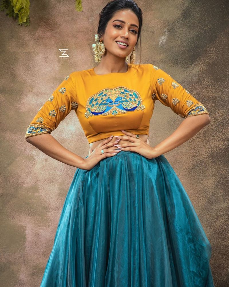 மஞ்சள் ஆடையிலே மயக்கும் பூங்குயிலே...