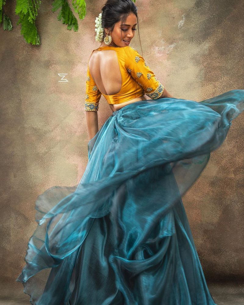 பின்னழகை காட்டி சின்னப் பையன்களை வாட்டி...