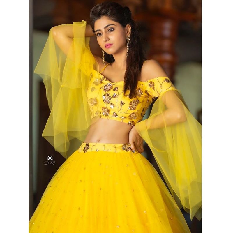 (Courtesy:Instagram)తెలుగులో హాట్ యాంకర్ గా వర్షిణికి సోషల్ మీడియాలో కూడా ఫాలోయింగ్ ఎక్కువే.