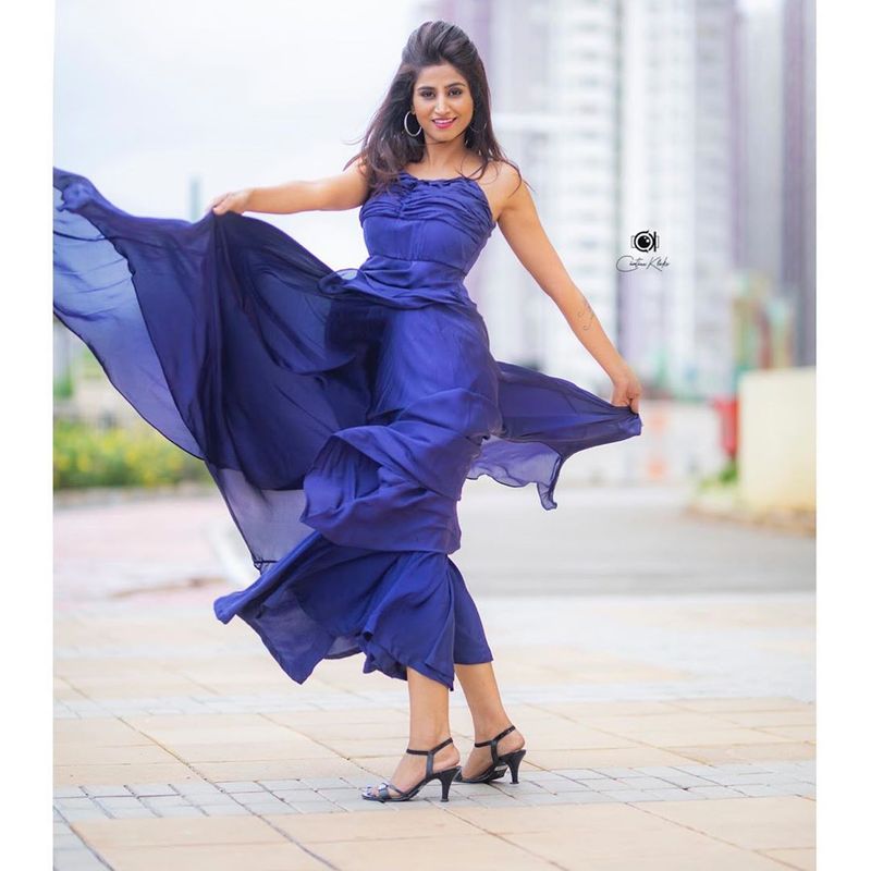 (Courtesy:Instagram) యాంకర్ వర్షిణి గ్లామర్ షో