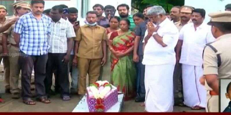 sujith pay homage