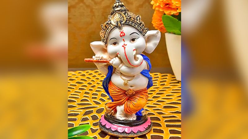 যদি কোনও গণেশের মূর্তির ডান দিকে শূর থেকে থাকে তবে সেই মূর্তির পুজো করা উচিৎ নয়।