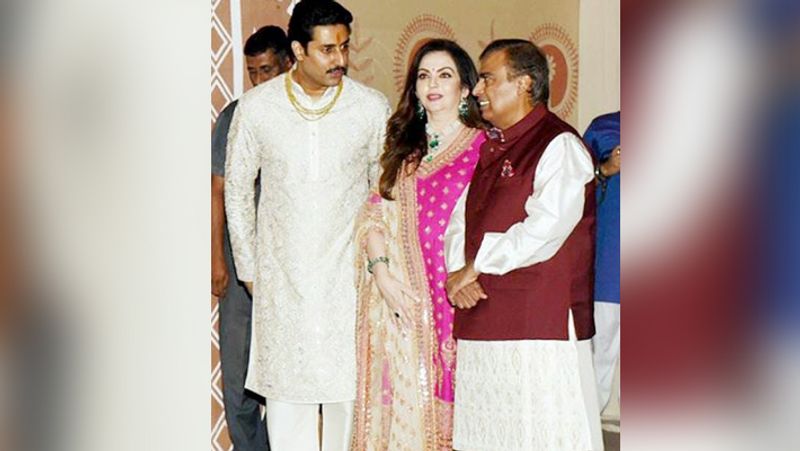 इन सभी के साथ ही पार्टी में अभिषेक अंबानी फैमिली को प्रोटेक्ट करते नजर आए।