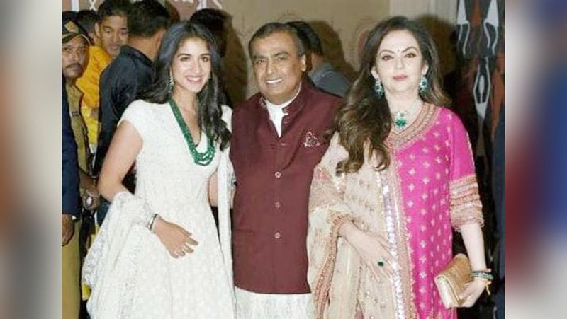 बता दें, 2017 में ऐश्वर्या के पिता कृष्ण राज राय का निधन हो गया था, जबकि पिछले साल यानी 2018 में श्वेता नंदा के ससुर के देहांत की वजह से बच्चन फैमिली ने दिवाली पार्टी नहीं दी थी।
