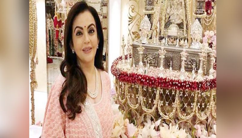 नीता न सिर्फ अपने बच्चों बल्कि सामाजिक कार्य के लिए भी महिलाओं के लिए किसी रोल मॉडल से कम नहीं हैं। चाहे बिजनेस इवेंट हों या सोशल इवेंट। उन्हें इवेंट्स में बढ़-चढ़कर हिस्सा लेते देखा जा सकता है।