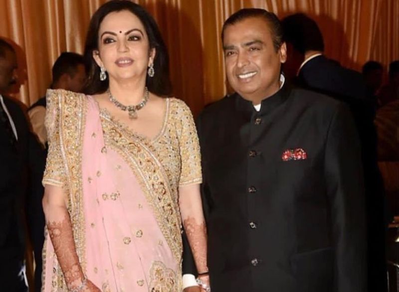 अंबानी परिवार की बहू, मुकेश अंबानी की पत्नी और कई उपक्रमों की मुखिया के तौर पर नीता की सक्रियता कमाल की है। नीता और मुकेश के तीन बच्चे हैं। आकाश-ईशा नीता के पहले बच्चे हैं, जो जुड़वा हैं। इसके बाद उन्होंने अनंत अंबानी को जन्म दिया। (नोट: नीता अंबानी के जन्मदिन के मौके पर एशियानेट न्यूज हिंदी के पाठकों के लिए उनके जीवन से जुड़ी कहानियां सीरीज के रूप में प्रस्तुत की जाएंगी।)