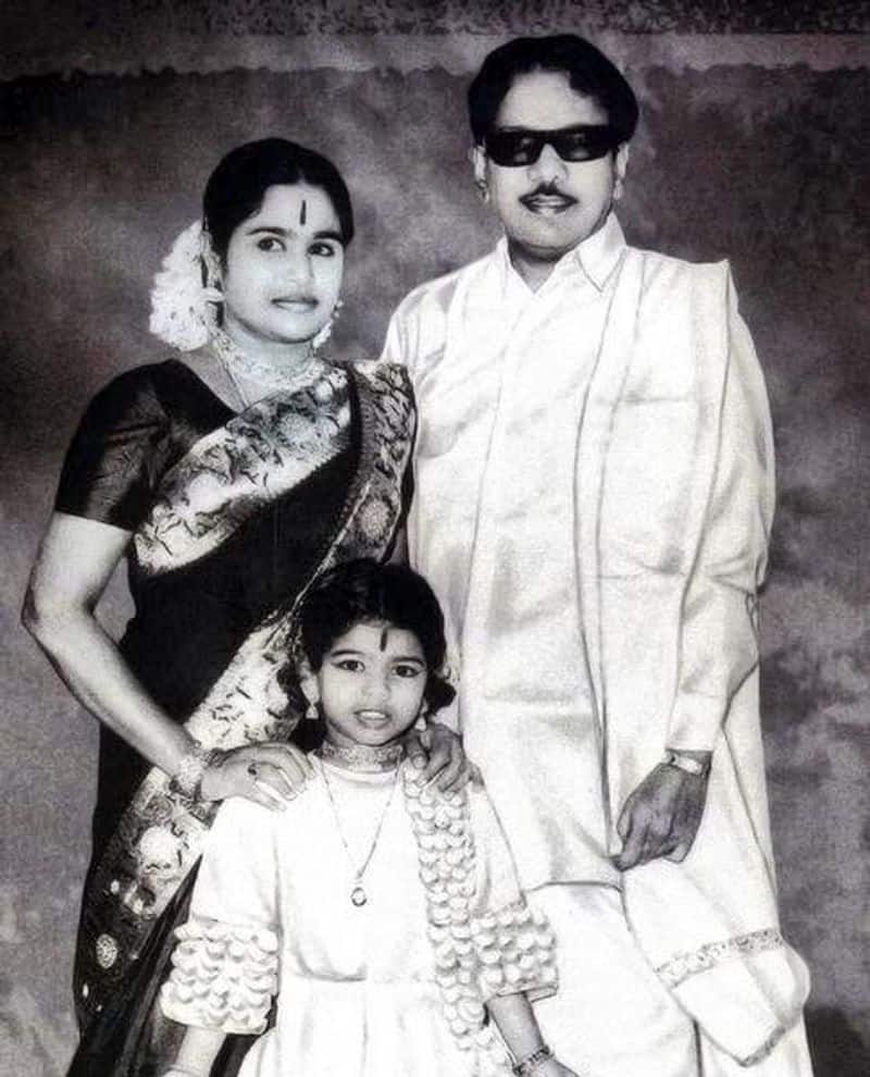 kanimozhis old photograph along with her mother and kalaignar found in social media