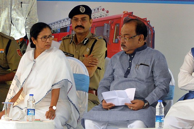 এবার শোভন বলেন, 'এতদিন ধরে আসছি, তাই না এসে পারলাম না।' এর পরে অবশ্য শোভনকে ফোঁটা দেন মমতা। পরে অবশ্য তিনি নাকি ঘনিষ্ঠ বলেন, 'কেউ যদি নিজে থেকে আসে তাঁকে তো বারণ করতে পারি না।'