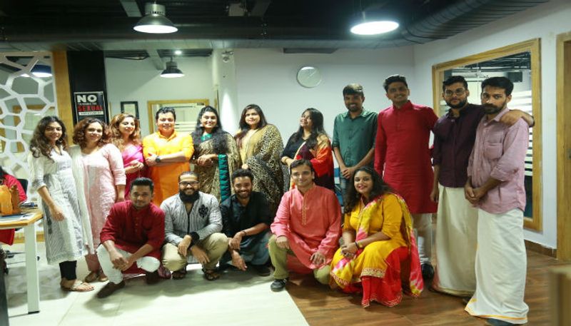 বেঙ্গালুরুর অফিসে সকলে উৎসবের আনন্দে।