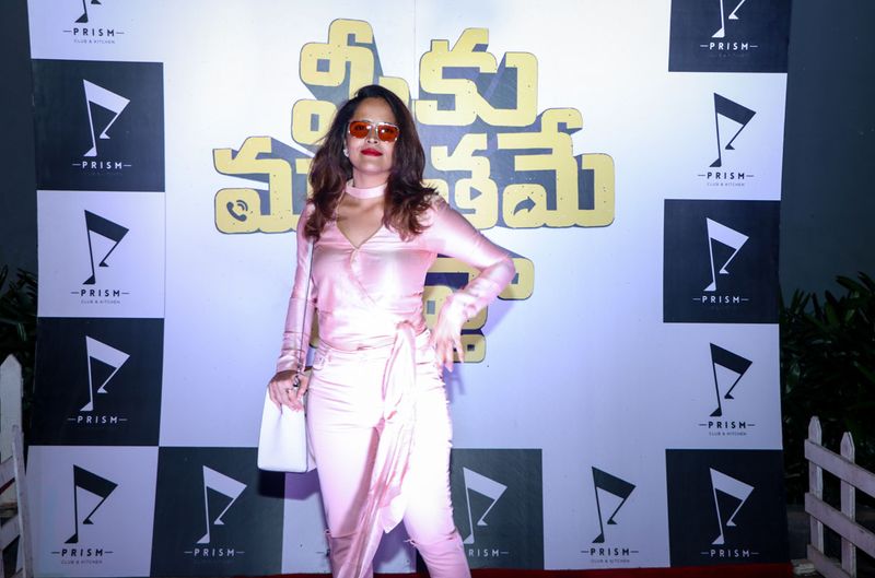 ట్రెండీ అవుట్ ఫిట్ లో హాట్ యాంకర్