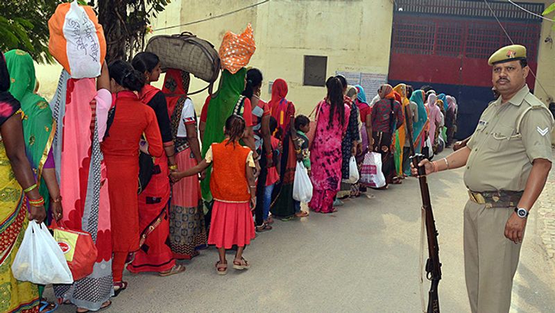 यह तस्वीर उत्तर प्रदेश के मथुरा जिला जेल की है। यहां जेल में बंद भाइयों से मिलने बड़ी संख्या में उनकी बहनें पहुंचीं।