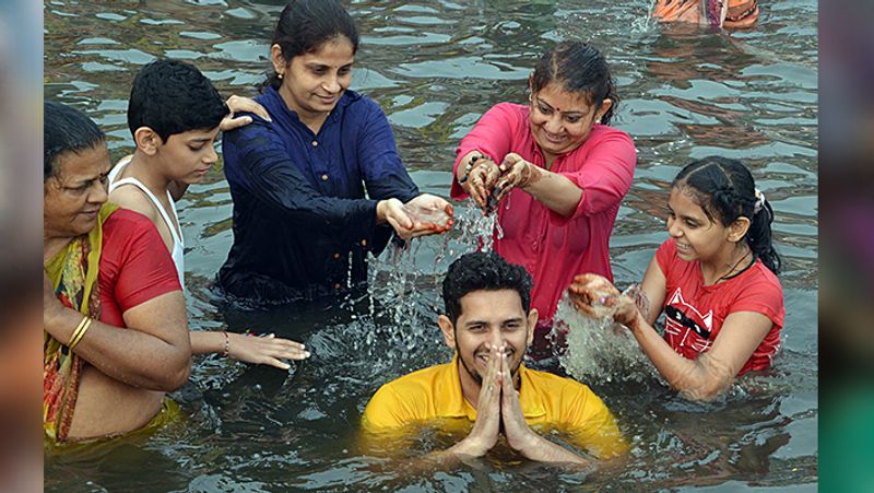 यह तस्वीर उत्तर प्रदेश के मथुरा की है। यहां भाई दूज का पर्व कुछ पुरानी परंपराओं के अनुसार मनाया गया। इसके तहत यमुना नदी में अपने भाई का अनुष्ठान करती एक बहन।