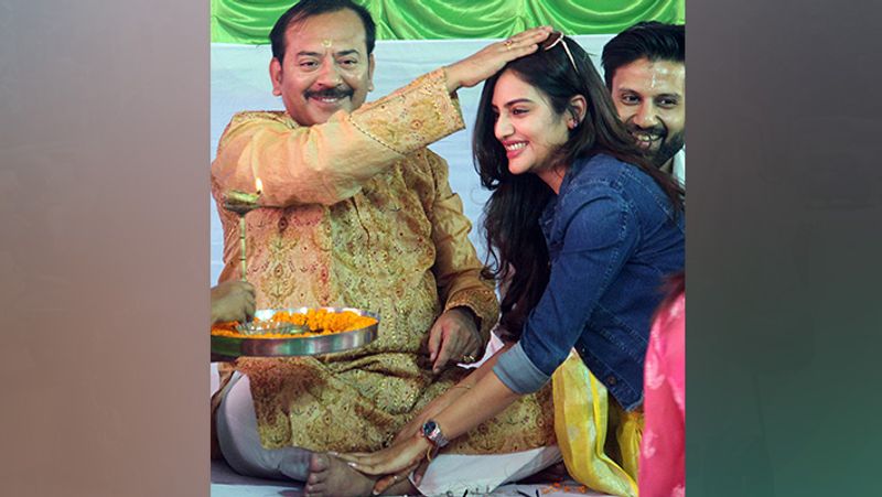 यह तस्वीर कोलकाता(पश्चिम बंगाल) की है। यहां एक्ट्रेस और TMC सांसद नुसरत जहां ने भाई दूज पर युवा विकास मंत्री अरूप विश्वास से आशीर्वाद लिया।