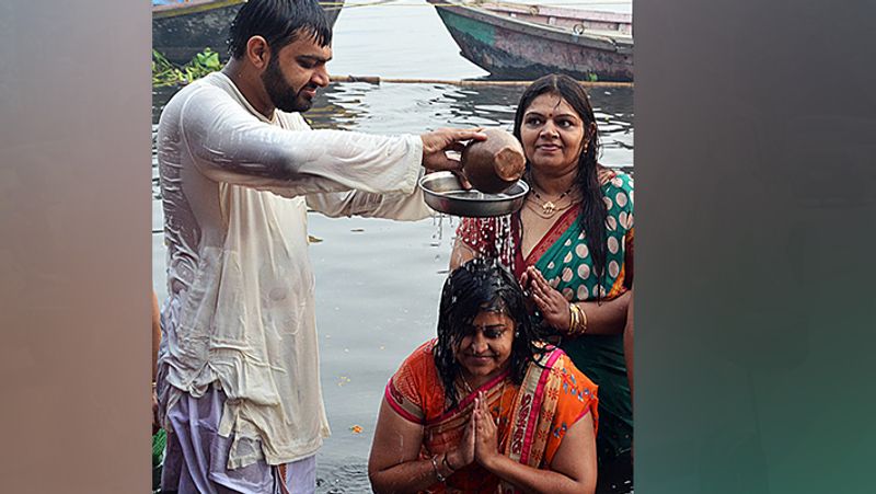 यह तस्वीर उत्तर प्रदेश के मथुरा की है। यहां भाई दूज का पर्व कुछ ऐसे भी मनाया जाता है। इसके तहत यमुना नदी में बहन का अनुष्ठान करता एक भाई।