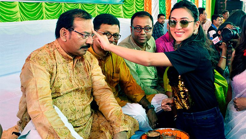 यह तस्वीर कोलकाता(पश्चिम बंगाल) की है। यहां TMC सांसद मिमी चक्रवर्ती ने भाई दूज पर युवा विकास मंत्री अरूप विश्वास को तिलक किया।