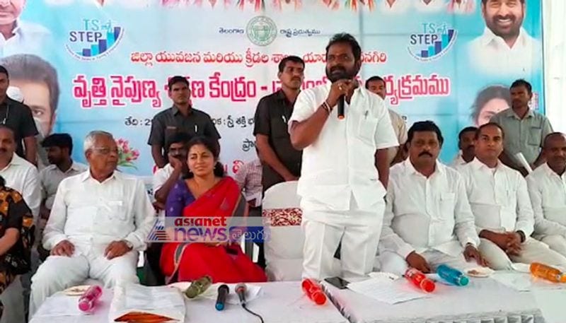 ముఖ్యమంత్రి పదవికి సంబంధించిన అంతర్గత చర్చ టీఆర్ఎస్ లో మరో సారి తెరమీదికి వచ్చింది. ఈ చర్చకు మంత్రి శ్రీనివాస్ గౌడ్ తెరలేపారు. కేసీఆర్ తర్వాత కేటీఆర్ ముఖ్యమంత్రి అవుతారని ఆయన చెప్పారు. ఎంపీ మాలోతు కవిత కూడా అదే మాట అన్నారు. అయితే, ఎప్పుడు ఆయన సిఎం పీఠాన్ని అధిష్టిస్తారనేది వారు చెప్పలేదు. (srinivas goud)