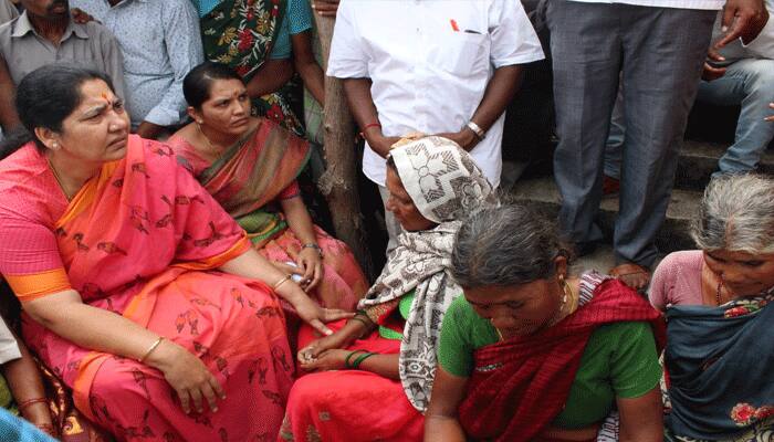 minister satyavathi gets emotional while condolence people who are lost their family members