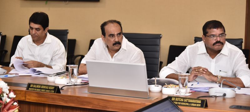 ఏపీ కేబినెట్ సమావేశంలో మంత్రులు బుగ్గన రాజేంద్రనాత్, బాలినేని శ్రీనివాస్ రెడ్డి, బొత్స సత్యనారాయణ