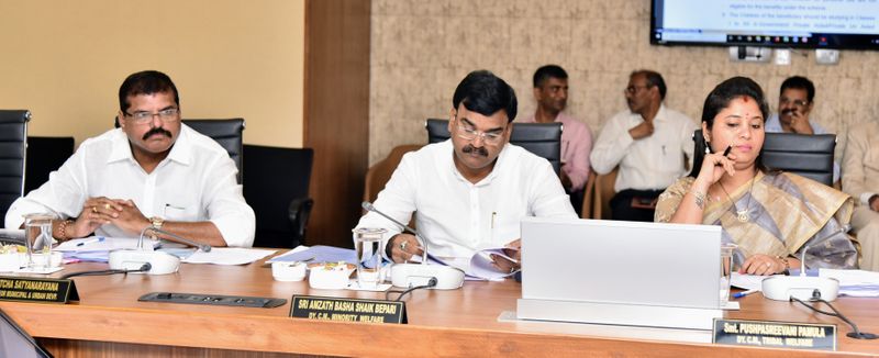 కేబినెట్ సమావేశంలో మంత్రులు బొత్స సత్యనారాయణ, అంజద్ బాషా, పుష్పశ్రీవాణి