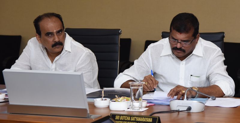 ఏపీ కేబినెట్ సమావేశంలో మంత్రులు బాలినేని శ్రీనివాస్ రెడ్డి, బొత్స సత్యనారాయణ