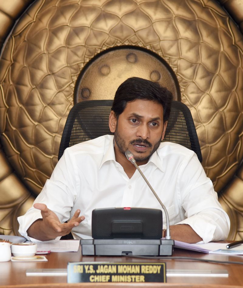 కేబినెట్ సమావేశంలో మంత్రులతో చర్చిస్తున్న వైఎస్ జగన్