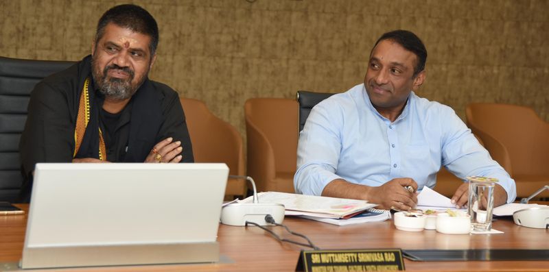 ఏపీ కేబినెట్ సమావేశంలో మంత్రులు అవంతి శ్రీనివాస్, మేకపాటి గౌతంరెడ్డి