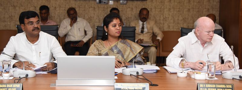 ఏపీ కేబినెట్ సమావేశంలో మంత్రులు అంజద్ బాషా, పుష్పశ్రీవాణి, పిల్లి సుభాష్ చంద్రబోస్