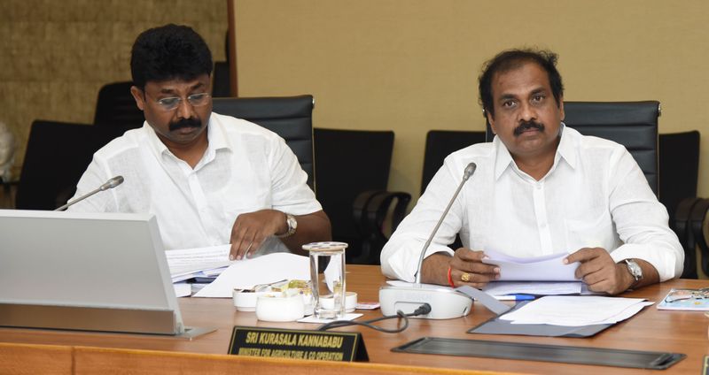 కేబినెట్ సమావేశంలో మంత్రులు ఆదిమూలం సురేష్, కన్నబాబు