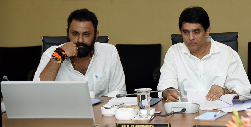 కేబినెట్ సమావేశంలో మంత్రులు కొడాలినాని, బుగ్గన రాజేంద్రనాథ్ రెడ్డి