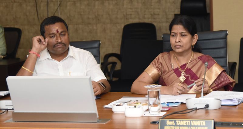 కేబినెట్ సమావేశంలో మంత్రులు వెల్లంపల్లి శ్రీనివాస్, తానేటి వనిత