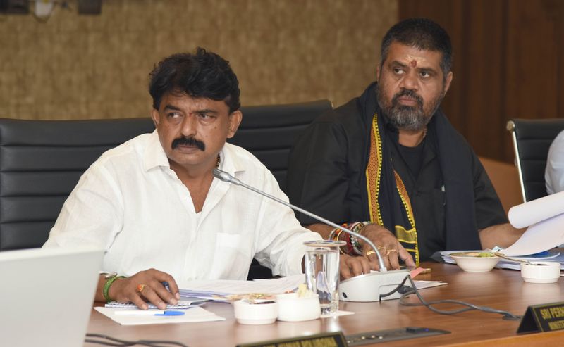 సమావేశంలో పేర్ని నాని, అవంతి శ్రీనివాస్