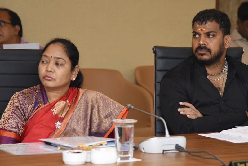 కేబినెట్ మీటింగ్ లో హోం మంత్రి, వ్యవసాయ మంత్రి అనిల్ కుమార్ యాదవ్