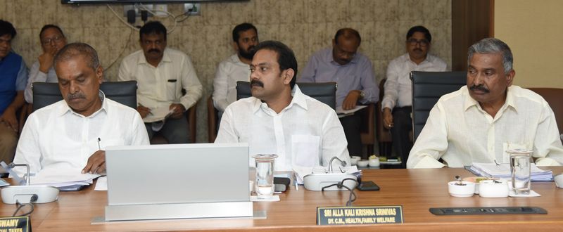 కేబినెట్ సమావేశంలో మంత్రులు నారాయణస్వామి, ఆళ్ల నాని, పెద్దిరెడ్డి రామచంద్రారెడ్డి