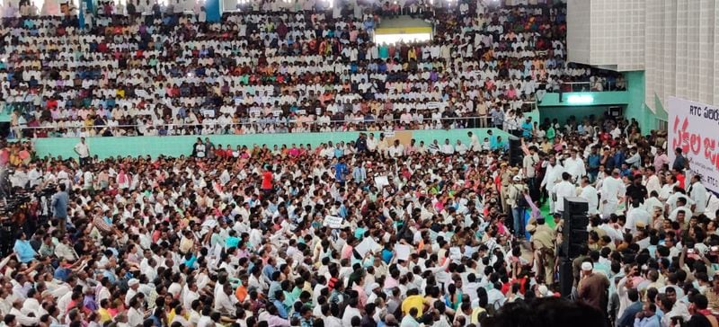 నాయకుల ప్రసంగాల కోసం ఎదురు చూస్తున్న ఆర్టీసీ కార్మికులు