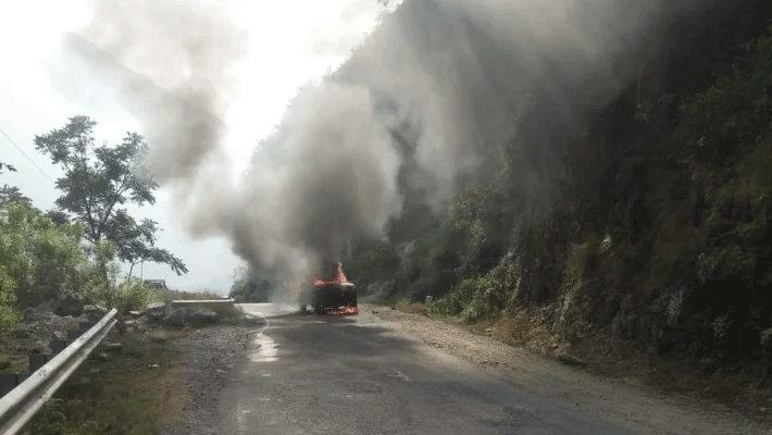 Fire in the moving car at sirmour driver his life by jumping in himachal Fire in the moving car at sirmour driver his life by jumping in himachal