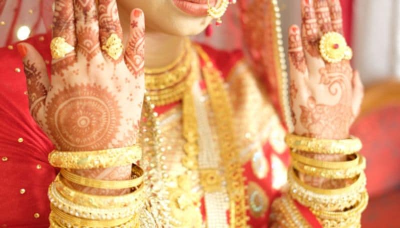 ২১ এপ্রিল ২২ ক্যারেট সোনার ১০ গ্রামের দাম ছিল ৪০,৮২০ টাকা ও ২৪ ক্যারেট সোনার ১০ গ্রামের দাম ছিল ৪৩,২২০ টাকা। সেই দাম বেড়ে অক্ষয় তৃতীয়াতে হল ২২ ক্যারেট ১০ গ্রামের সোনার দাম হল ৪২,৯৩০ টাকা ও ২৪ ক্যারেট সোনার ১০ গ্রামের দাম হল ৪৬,১৩০ টাকা।
