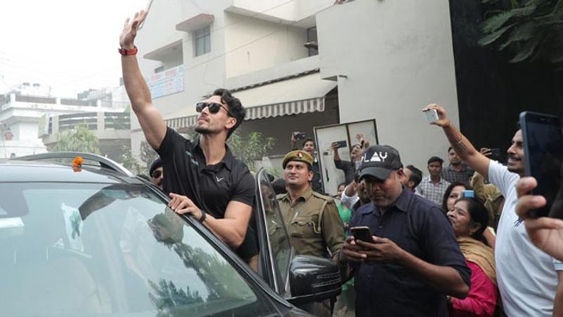 জ্যাকি পুত্র এখন বলিউডের প্রথম সারির তারকাদের কড়া টক্কর দিয়ে চলেছেন।