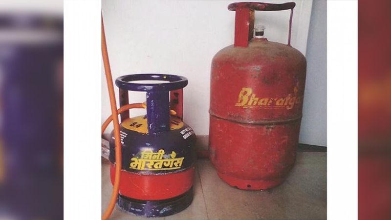 ইন্ডিয়ান অয়েলের অফিসিয়াল ওয়েসসাইটে দেওয়া তথ্য অনুযায়ী আজ থেকে ১৪.২ কেজির ভর্তুকিহীন রান্নার গ্যাসের দাম মুম্বাইতে ৭৭৬ টাকা ৫০ পয়সা, চেন্নাইতে ৮২৬ টাকা, দিল্লিতে ৮০৫ টাকা ৫০ পয়সা, কলকাতায় ৮৩৯ টাকা ৫০ পয়সা।