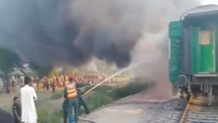 West Bengal: Lorry loaded with gas cylinders hits Ranihati bus stop; devastating fire brought under control-dbr West Bengal: Lorry loaded with gas cylinders hits Ranihati bus stop; devastating fire brought under control-dbr