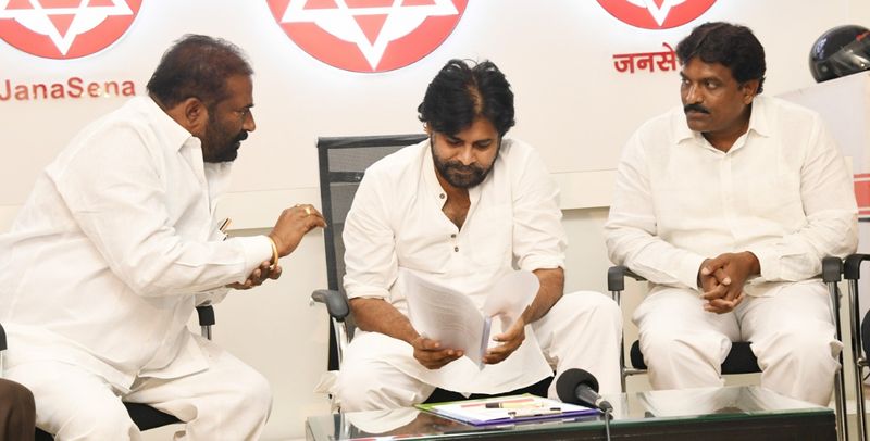 పవన్ కళ్యాణ్ కు సమ్మె గురించి వివరిస్తున్న అశ్వత్థామరెడ్డి