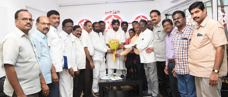 పవన్ కళ్యాణ్ కు బొకే అందిస్తున్న ఆర్టీసీ జేఏసీ నేతలు