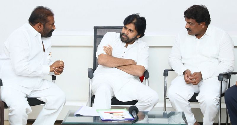 అశ్వత్థామరెడ్డి చెప్తున్న సమస్యలు వింటున్న పవన్