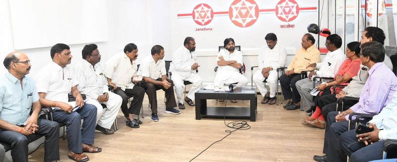 పవన్ తో చర్చిస్తున్న ఆర్టీసీ జేఏసీ నేతలు