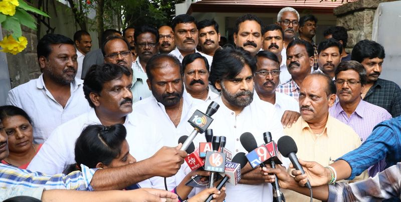 మీడియాతో మాట్లాడుతున్న పవన్ కళ్యాణ్