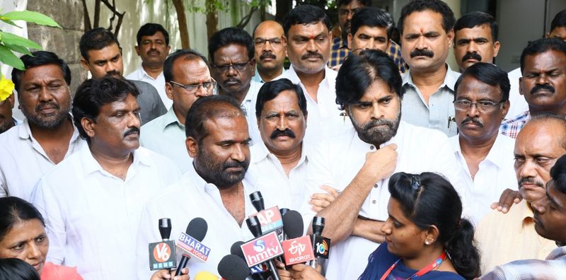 మీడియాతో మాట్లాడుతున్న అశ్వత్థామరెడ్డి పక్కన పవన్ కళ్యాణ్