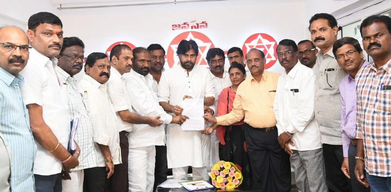 జనసేన కార్యాలయంలో పవన్ కళ్యాణ్ తో టీఎస్ఆర్టీసీ జేఏసీ నేతలు భేటీ