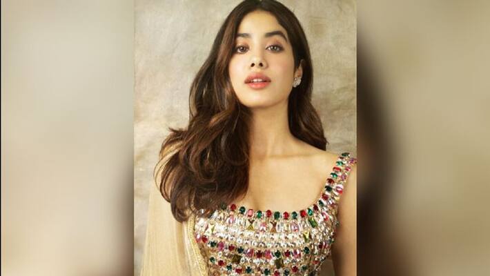 Janhvi Kapoor offers foods to a street kid video viral on social media Janhvi Kapoor offers foods to a street kid video viral on social media
