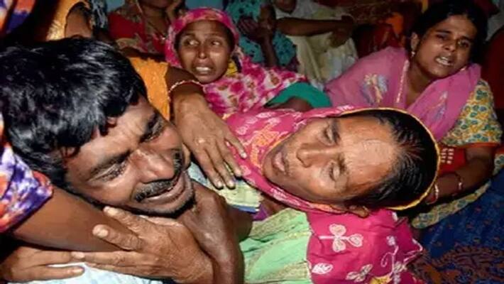 Bengalis living in panic after the killing of laborers, wife sitting around her husband returning home safel Bengalis living in panic after the killing of laborers, wife sitting around her husband returning home safel