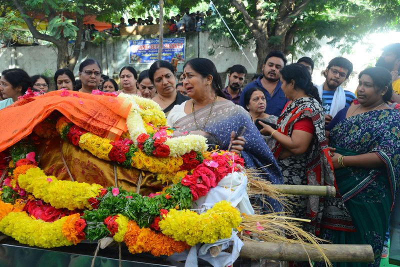 కన్నీరు మున్నీరుగా విలపిస్తున్న కవిత